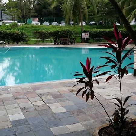 Pinang Beach Apartment @ Bayu Emas Batu Ferringhi Exterior photo